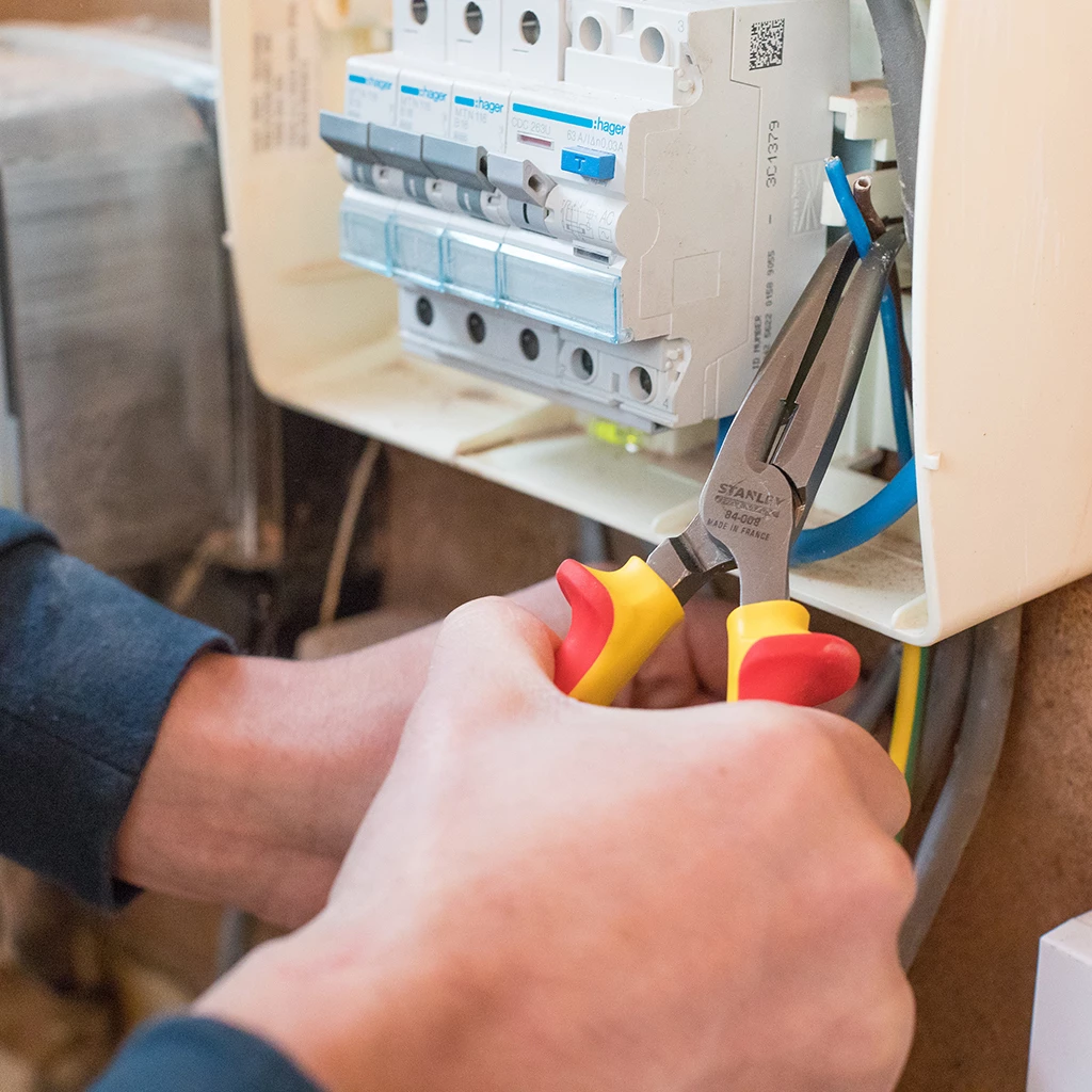 Stanley Pince Et Ciseaux 0-84-008 Pince Téléphonique Courbée VDE 200mm 3 Stanley Pince Et Ciseaux 0-84-008 Pince Téléphonique Courbée VDE 200mm – Image 3