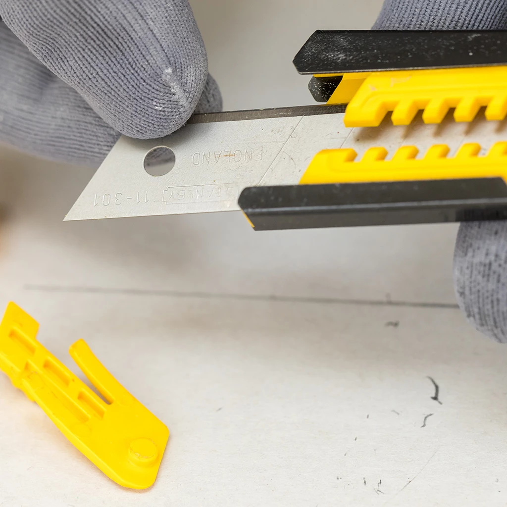 Stanley Cutter STHT10345-0 Couteau à Découper Hybride 18mm 2 Stanley Cutter STHT10345-0 Couteau à Découper Hybride 18mm – Image 2