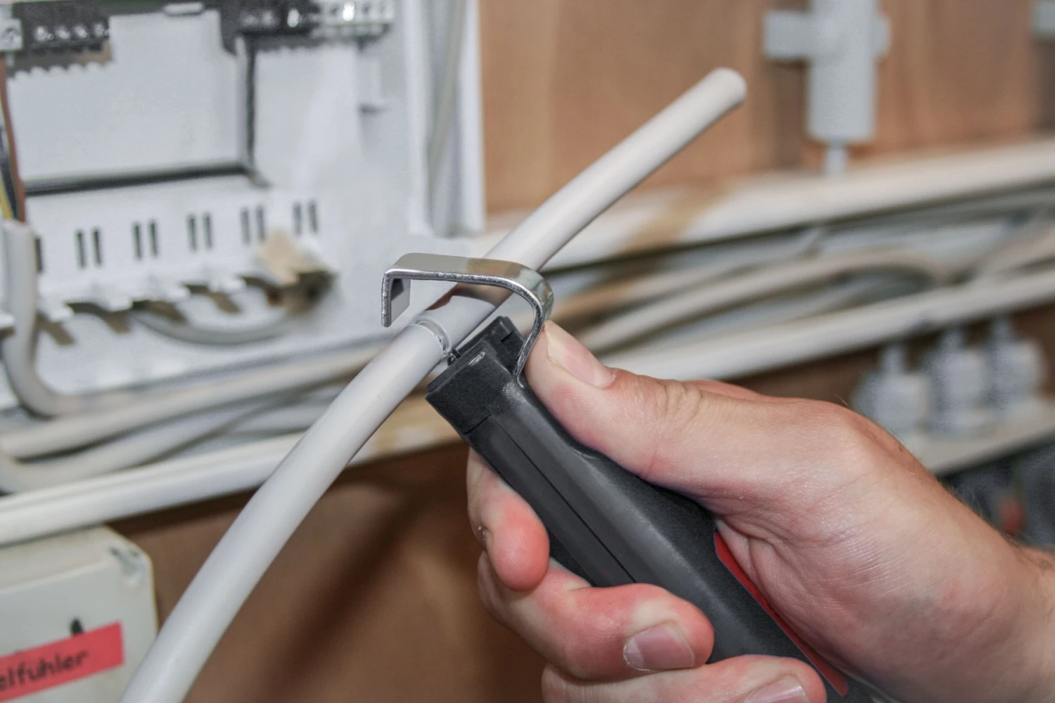 Wiha Pince Et Ciseaux Z72000106SB Outil De Démontage Avec Lame Traînante Auto-rotative Pour Câble Rond 4 - 28, 130 Mm 2 Wiha Pince Et Ciseaux Z72000106SB Outil De Démontage Avec Lame Traînante Auto-rotative Pour Câble Rond 4 - 28, 130 Mm – Image 2